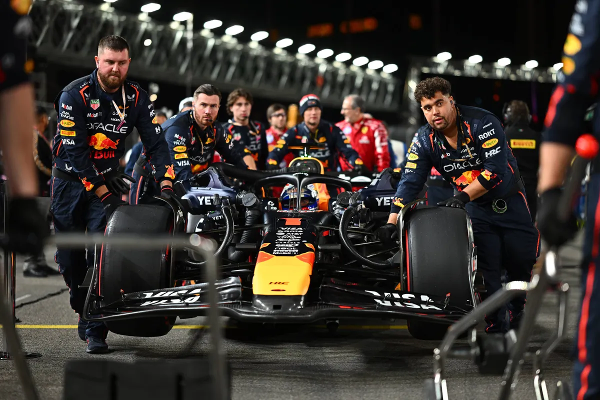 Max Verstappen in zijn Red Bull met de monteurs op de grid in Las Vegas