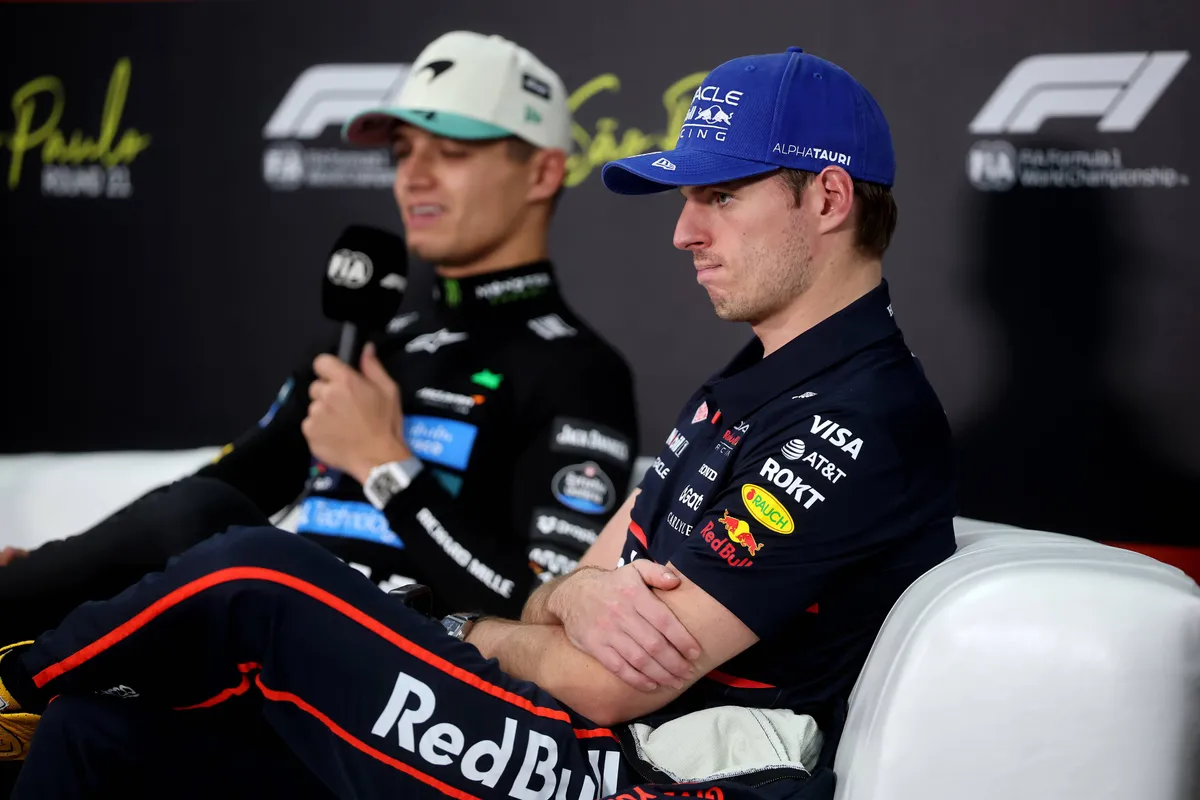Max Verstappen zit naast McLaren-coureur Lando Norris tijdens de persconferentie na de GP van Brazilië in 2025