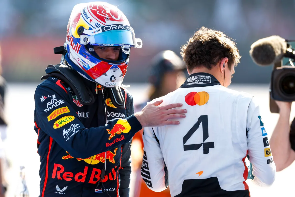 Max Verstappen feliciteert Lando Norris met zijn overwinning in Mexico na de Grand Prix in 2025