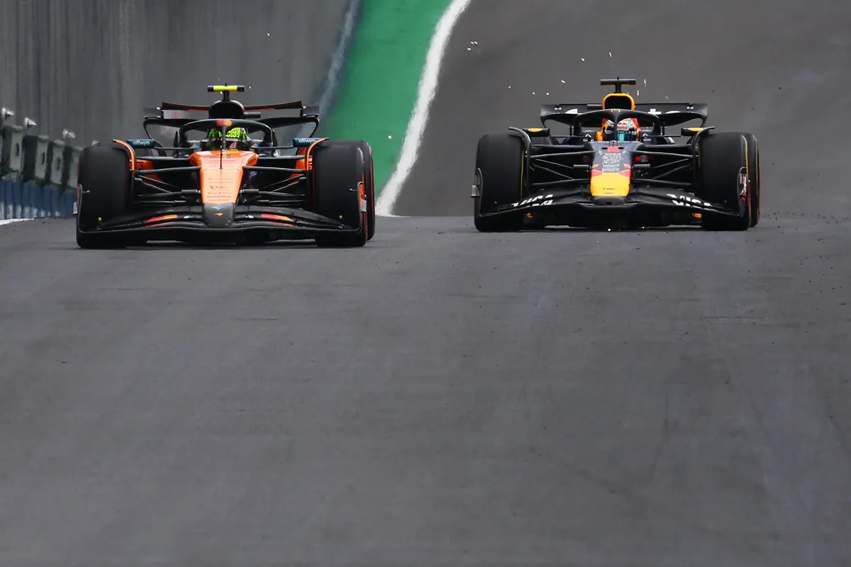 Max Verstappen wordt ingehaald door Lando Norris in de McLaren tijdens de Grand Prix van Brazilië in 2025