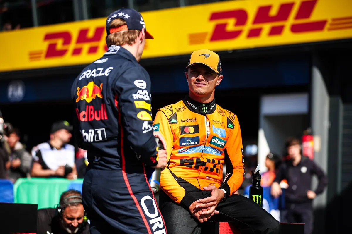 Max Verstappen in gesprek met Lando Norris na de kwalificatie voor de race in Zandvoort