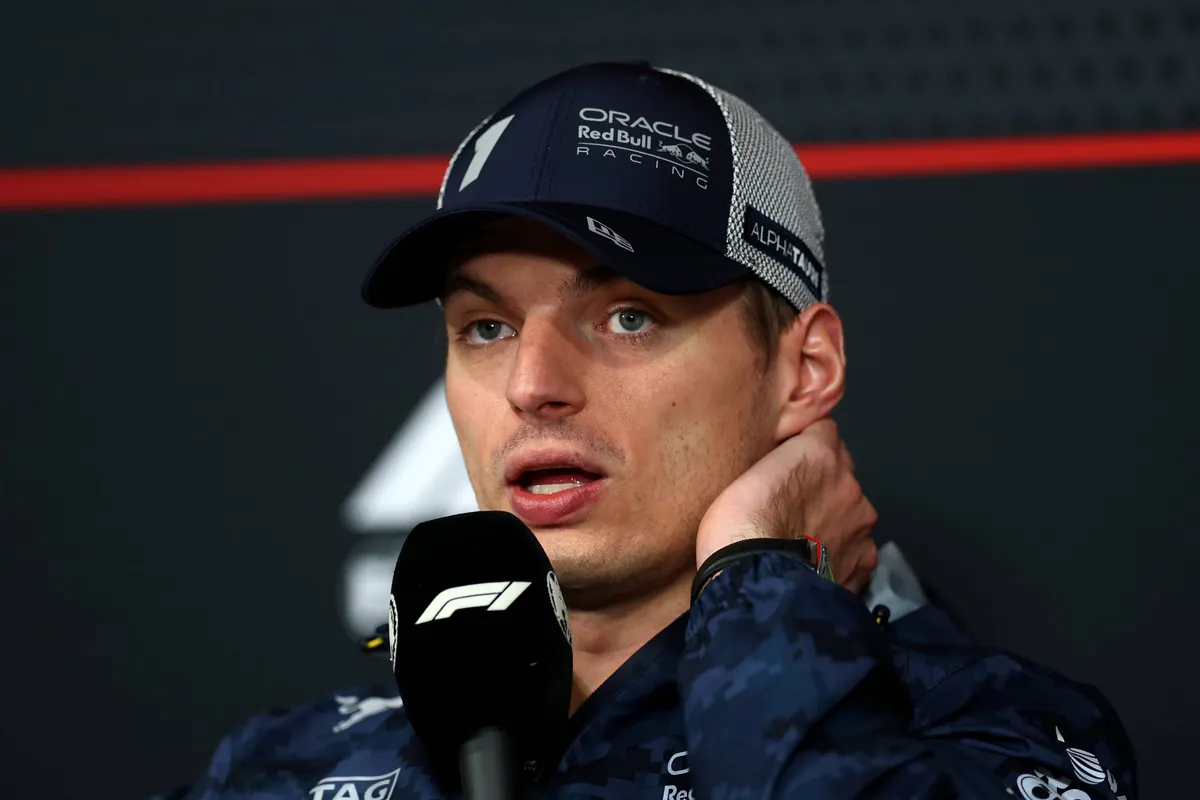 Max Verstappen tijdens de persconferentie na de race in Las Vegas