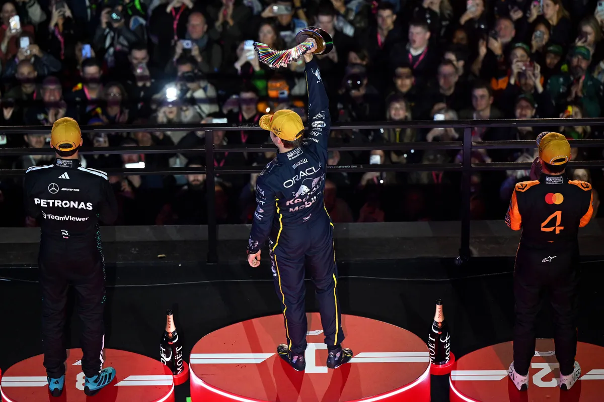 Max Verstappen op het podium in Las Vegas met Russell en Norris