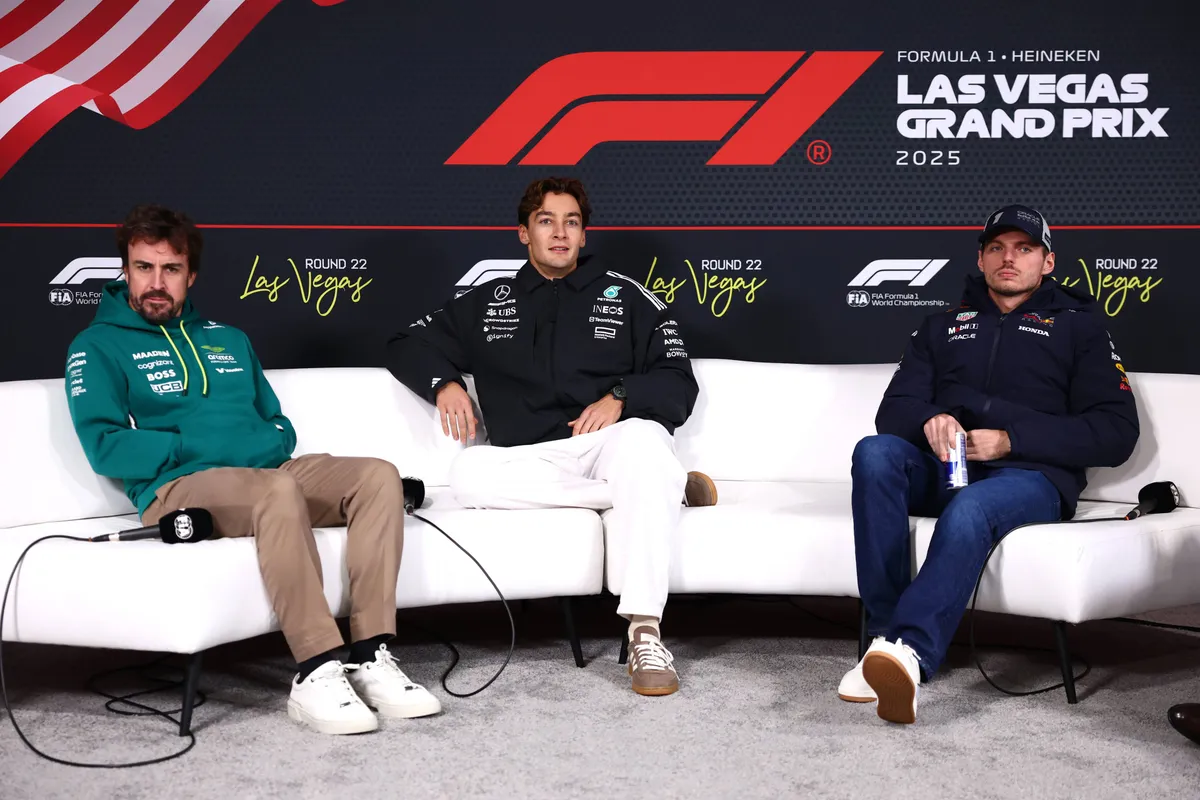 Max Verstappen in de persconferentie in Las Vegas met George Russell en Fernando Alonso