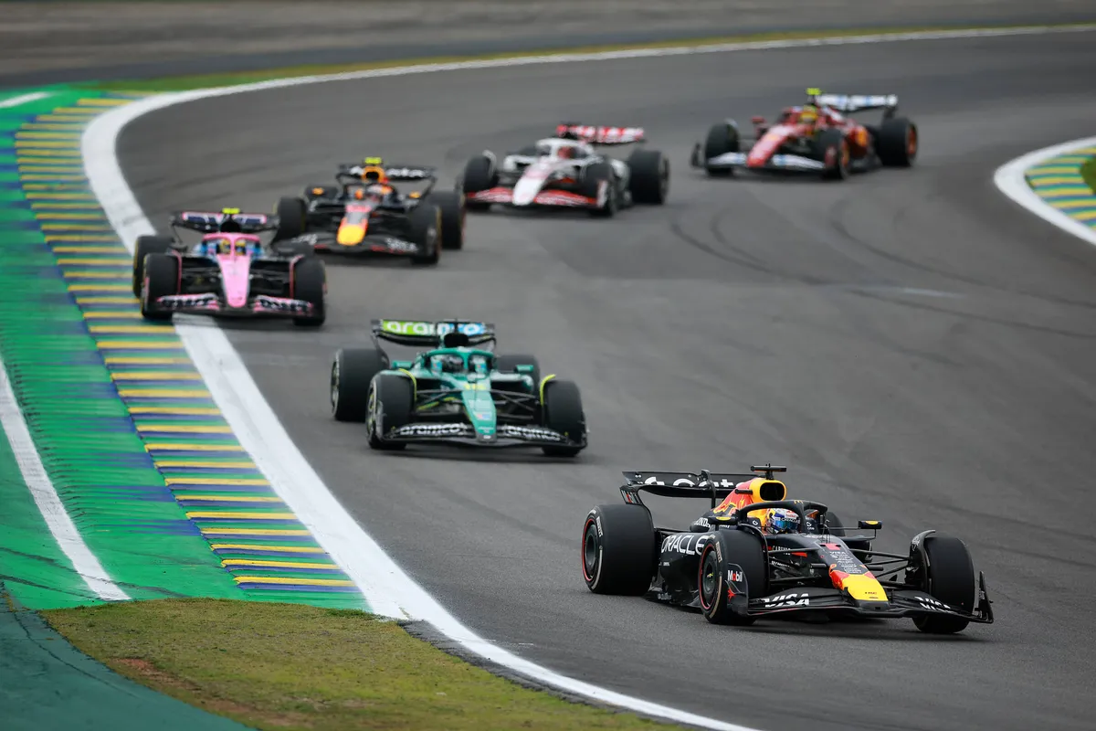 Max Verstappen voor Red Bull Racing tijdens de beginfase van de race in Brazilië