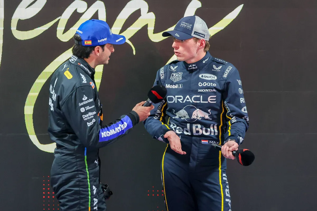 Max Verstappen en Williams-coureur Carlos Sainz overleggen na de kwalificatie in Las Vegas