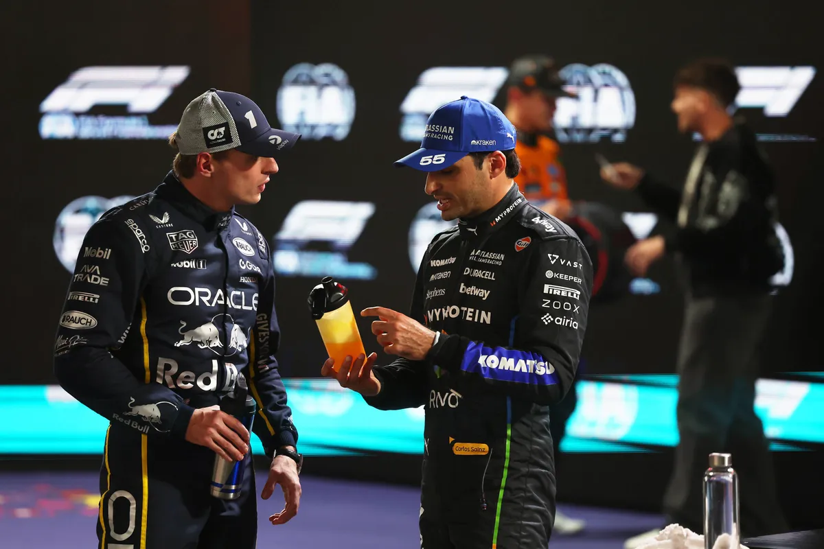 Red Bull-coureur Max Verstappen met Carlos Sainz na de kwalificatie in Las Vegas