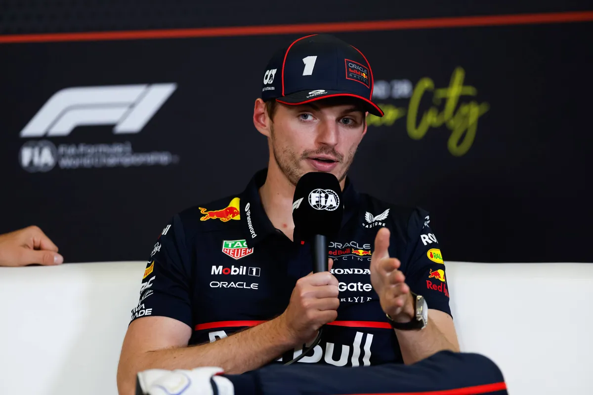 Max Verstappen tijdens een persconferentie in Mexico