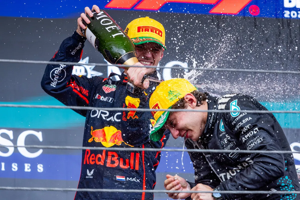 Max Verstappen en Kimi Antonelli tijdens de podiumceremonie in Brazilië