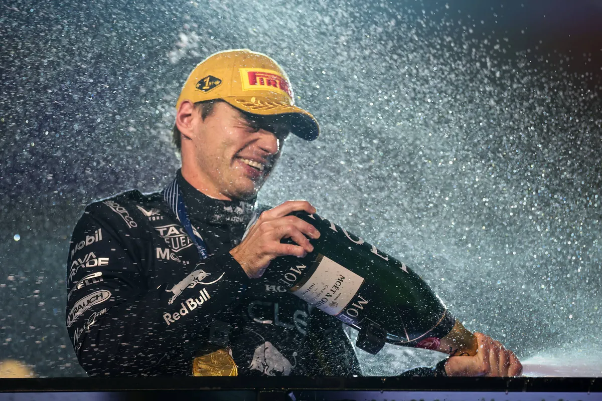 Max Verstappen tijdens podiumceremonie in Las Vegas