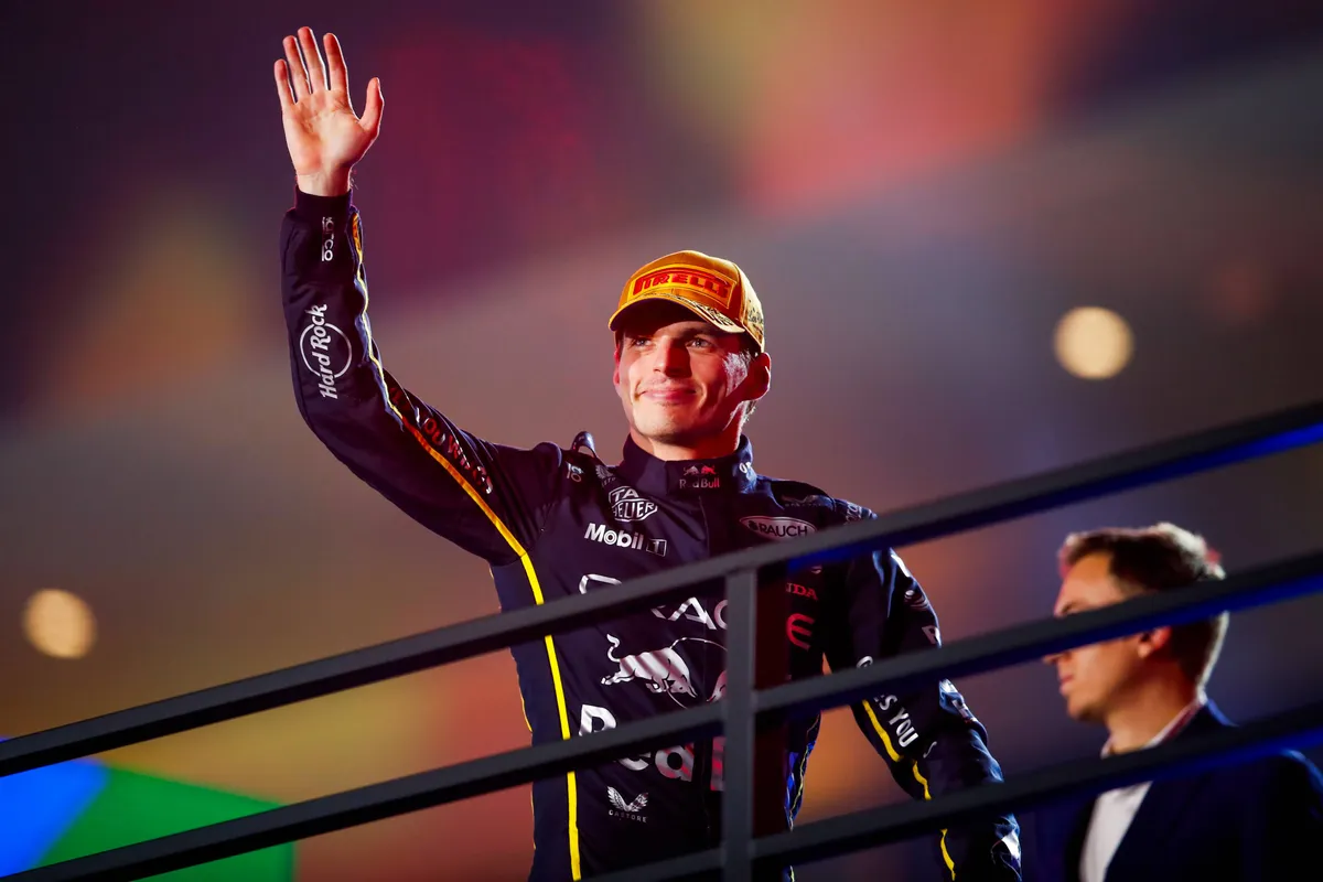 Max Verstappen tijdens zijn podiumceremonie in Las Vegas