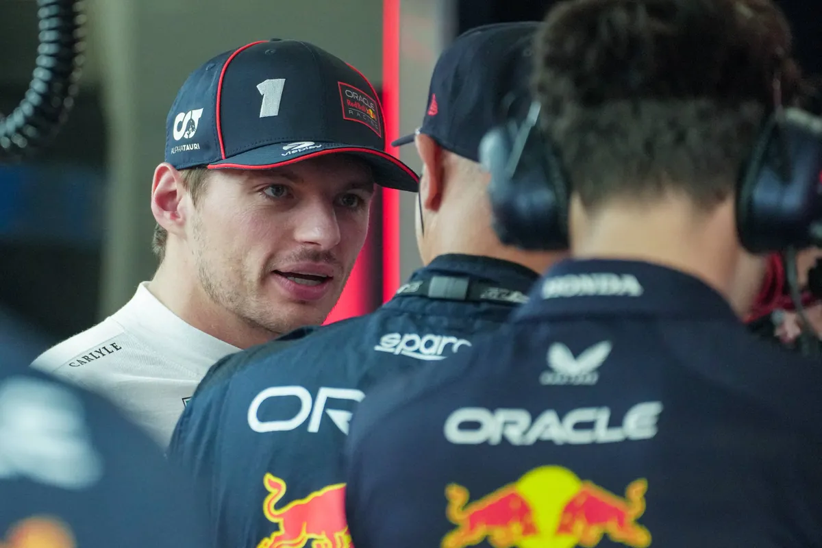 Max Verstappen in gesprek met engineers in Qatar