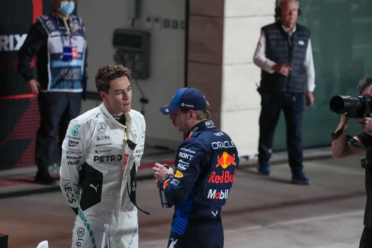 max verstappen en george russell tijdens het raceweekend in abu dhabi 2024