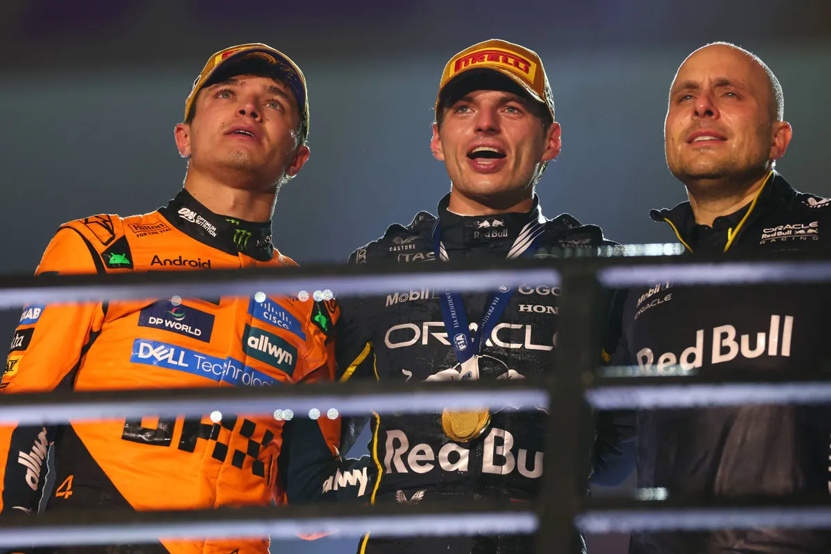 Max Verstappen, Gianpiero Lambiase en Lando Norris tijdens de podiumceremonie in Las Vegas