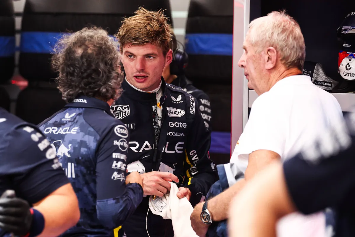 max verstappen met laurent mekies in de garage