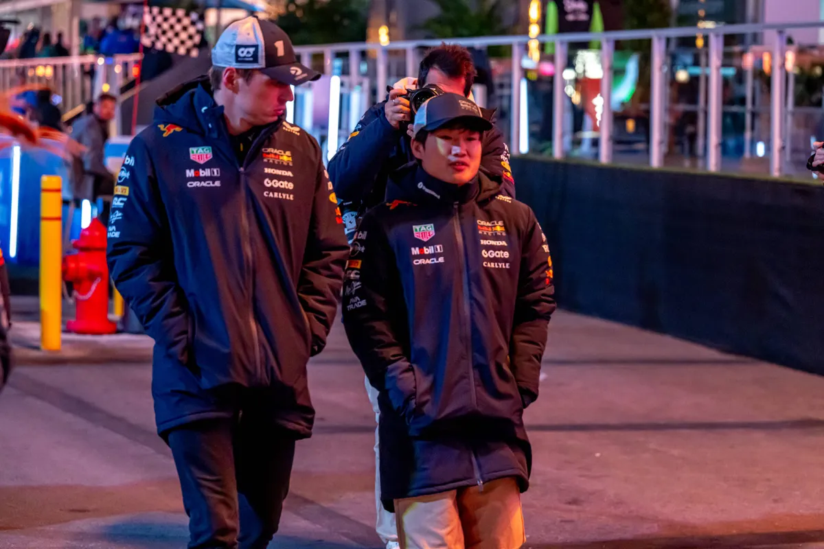 Yuki Tsunoda en Max Verstappen voorafgaand aan de GP van Las Vegas