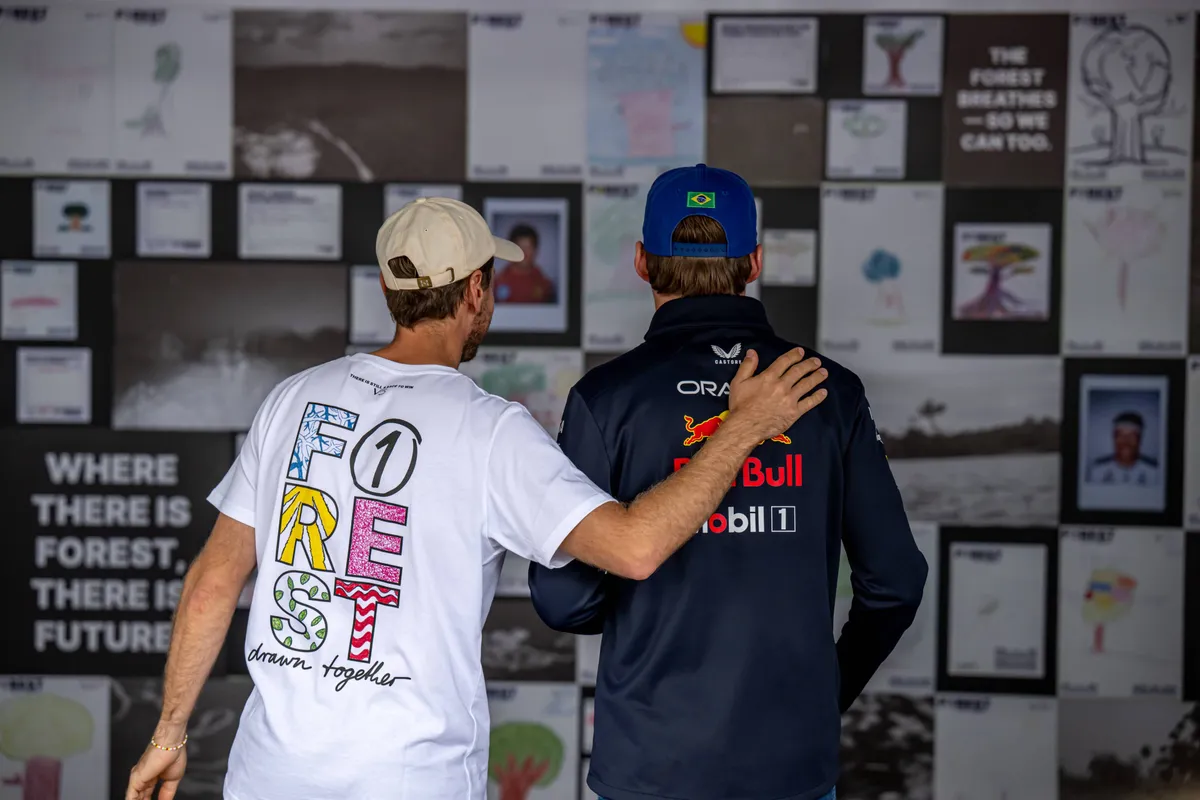 Sebastian Vettel slaat zijn arm om Max Verstappen tijdens Grand Prix Brazilië in 2025