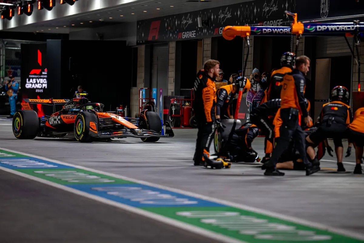 Lando Norris maakt een pitstop bij McLaren