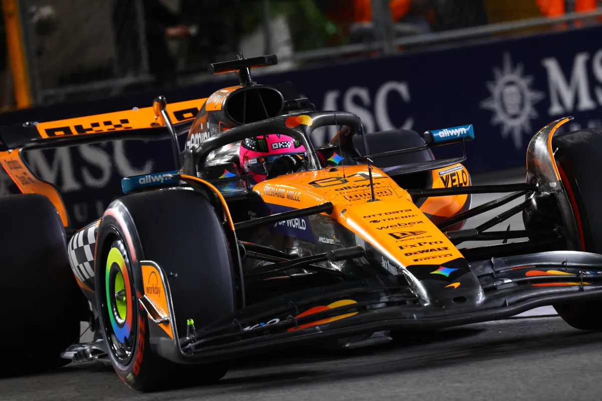 McLaren-coureur Oscar Piastri tijdens de race in Las Vegas