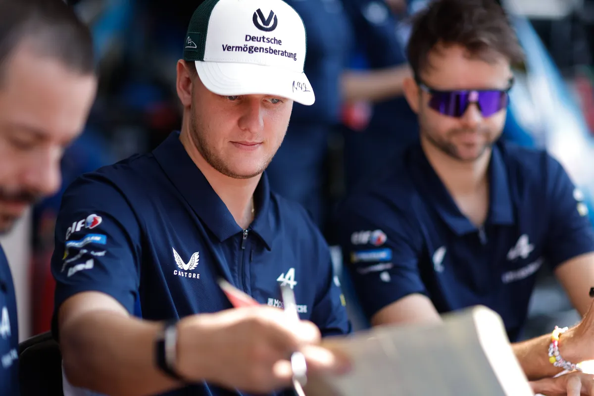 Mick Schumacher deelt handtekeningen uit