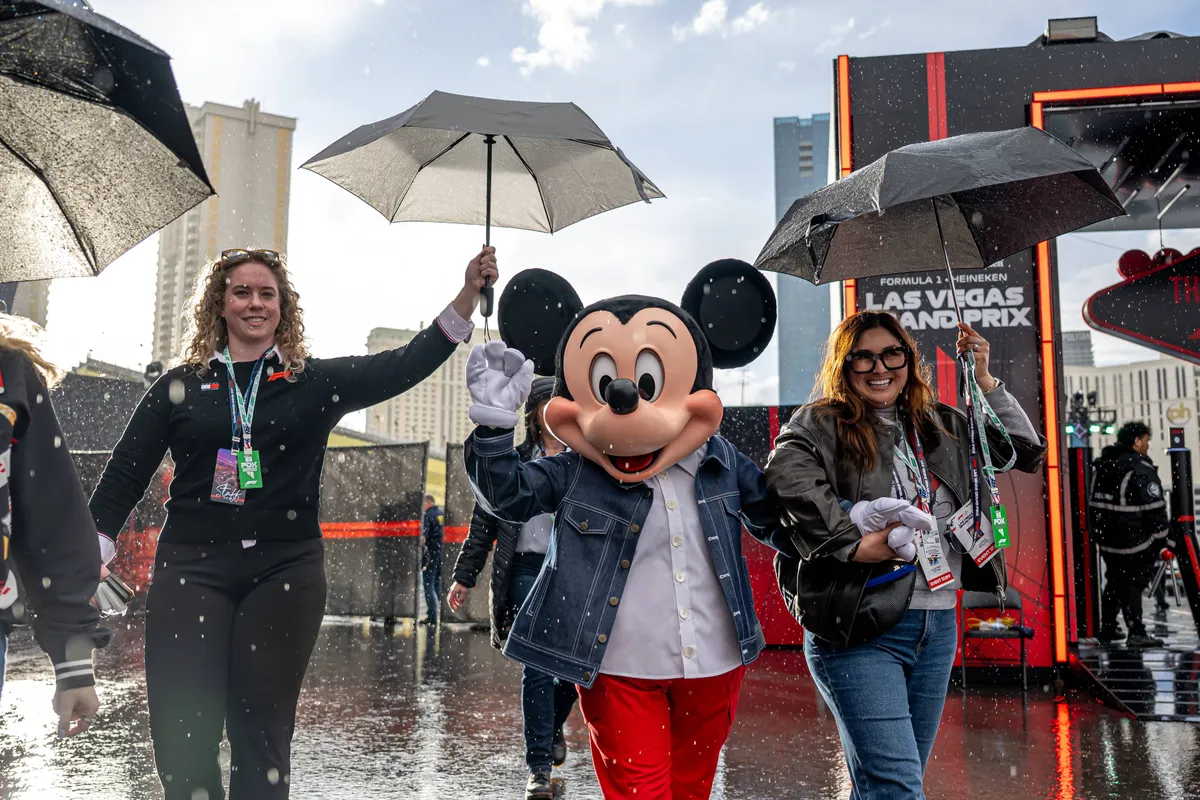Mickey Mouse voor Disney in de F1-paddock in Las Vegas