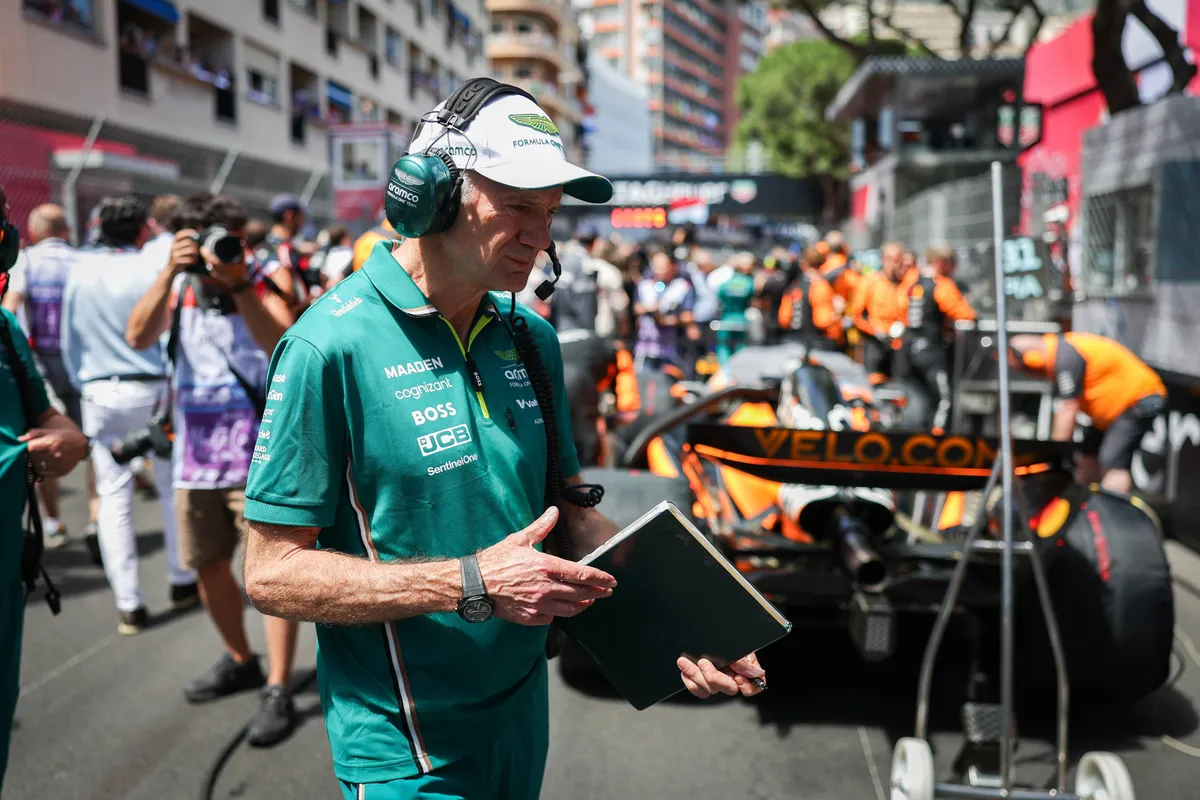 Aston Martin-topman Adrian Newey bekijkt de McLaren-auto op de grid in Monaco