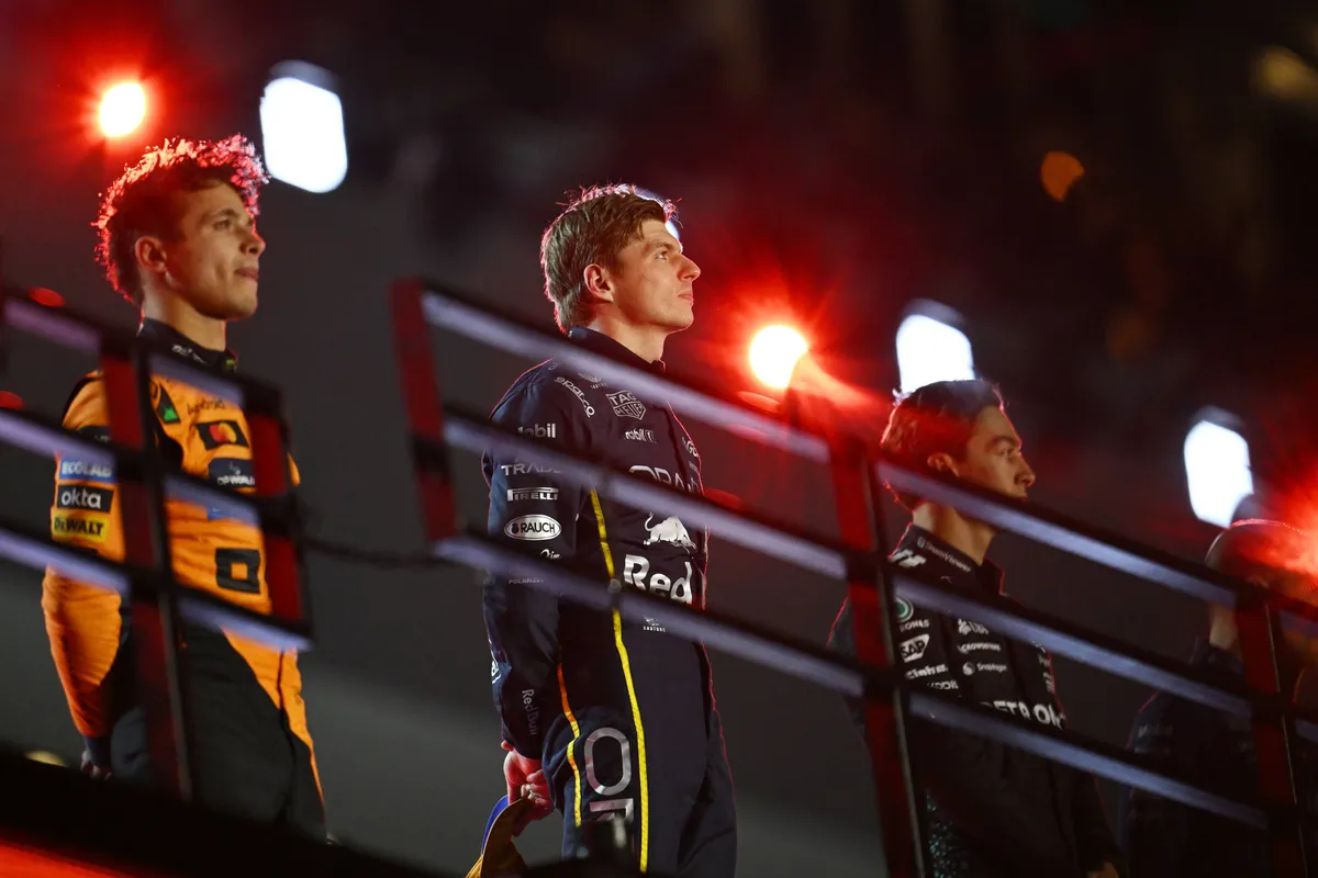 Lando Norris en Max Verstappen op het podium in Las Vegas