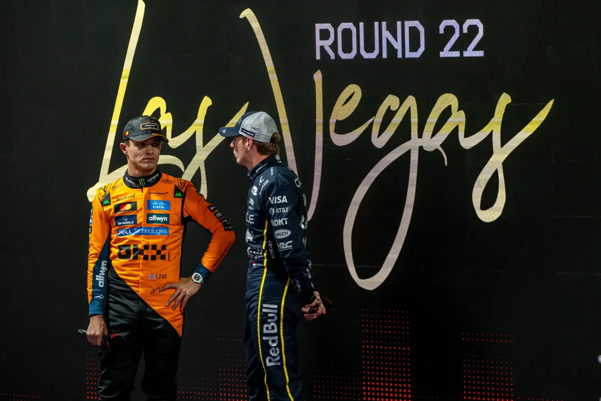 Lando Norris en Max Verstappen tijdens GP Las Vegas in 2025