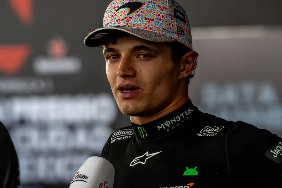 Lando Norris praat met de pers na zijn zege tijdens GP Mexico in 2025