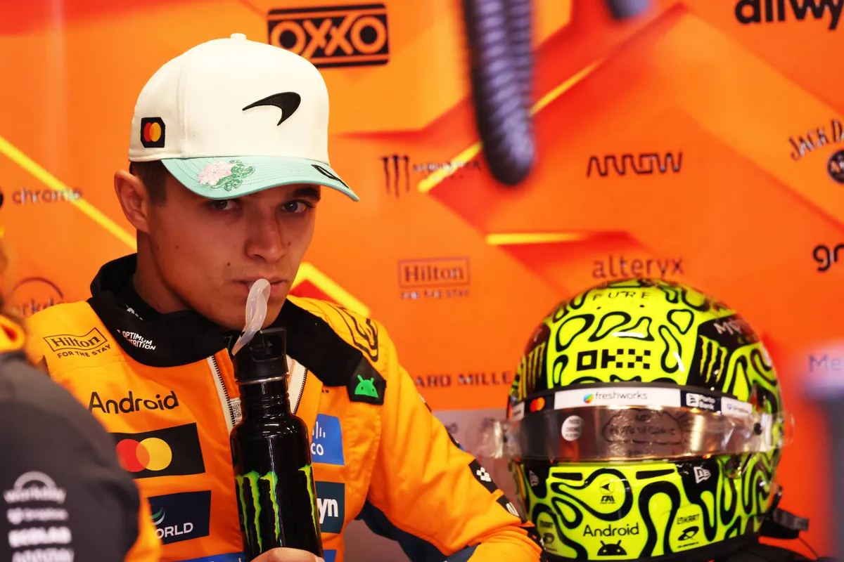 McLaren-coureur Lando Norris drinkt water tijdens de rode vlag in de Sprint in Brazilië