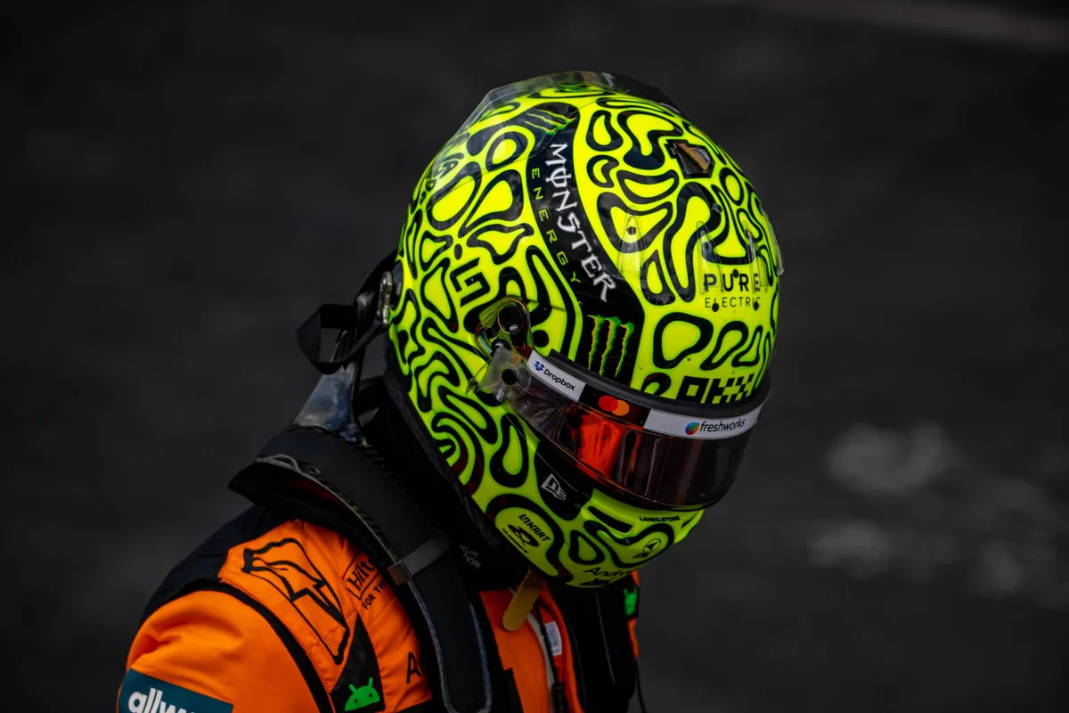 De helm van Lando Norris na de kwalificatie in São Paulo in 2025