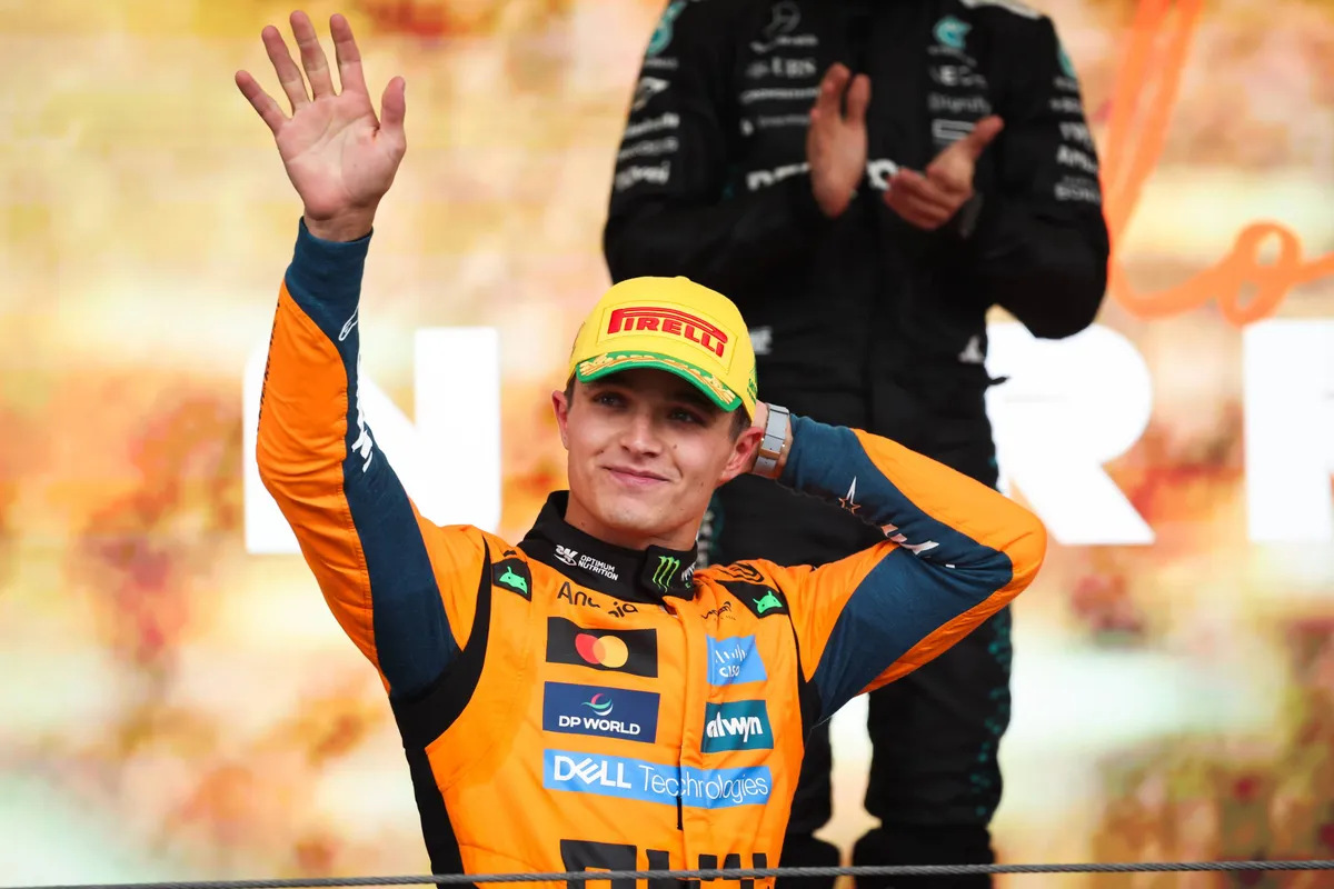 McLaren-coureur Lando Norris op het podium in Brazilië