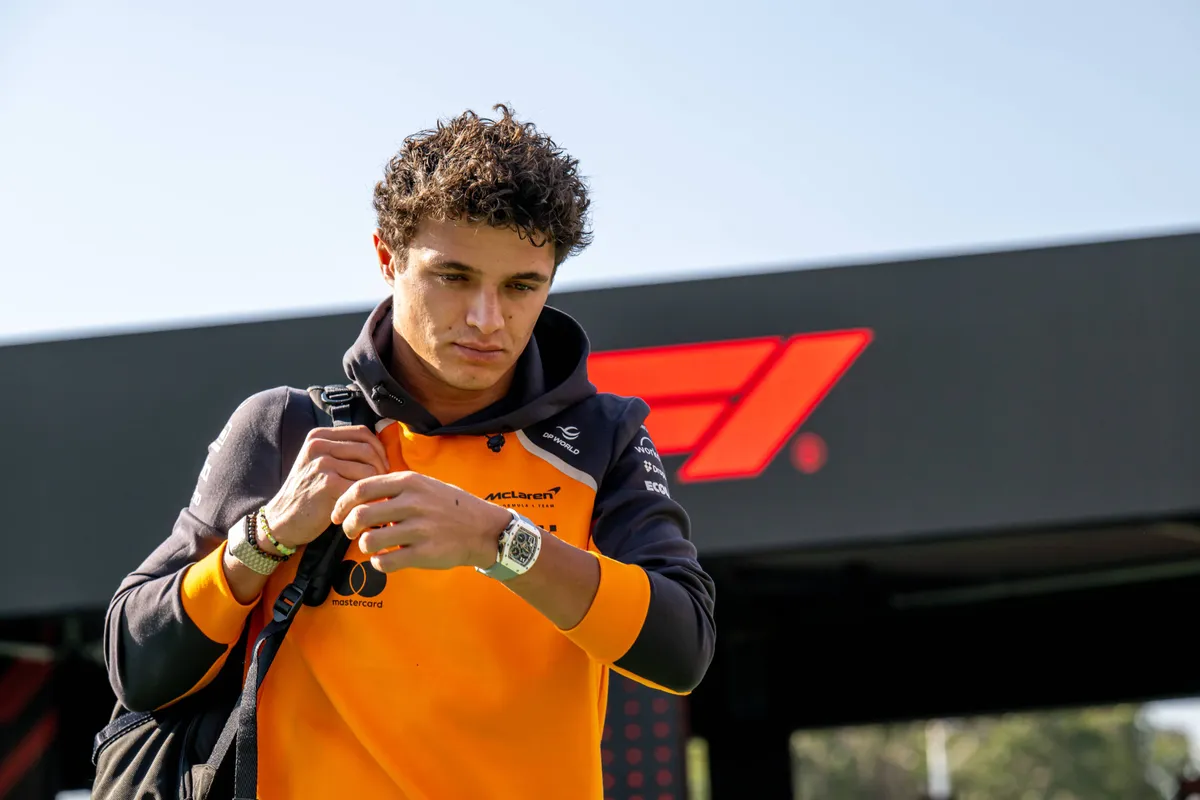 McLaren-coureur Lando Norris arriveert in de paddock in Mexico