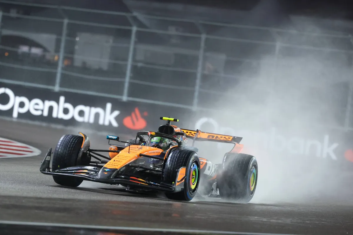 Lando Norris met zijn McLaren in de regen in Las Vegas