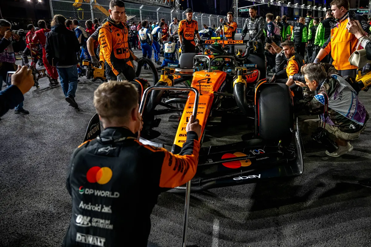 McLaren-monteurs zetten de auto van Norris op de grid in Las Vegas