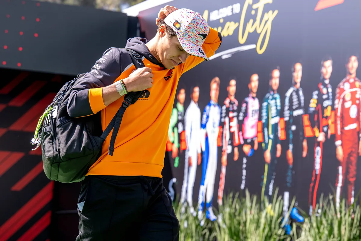 McLaren-coureur Lando Norris in de F1-paddock