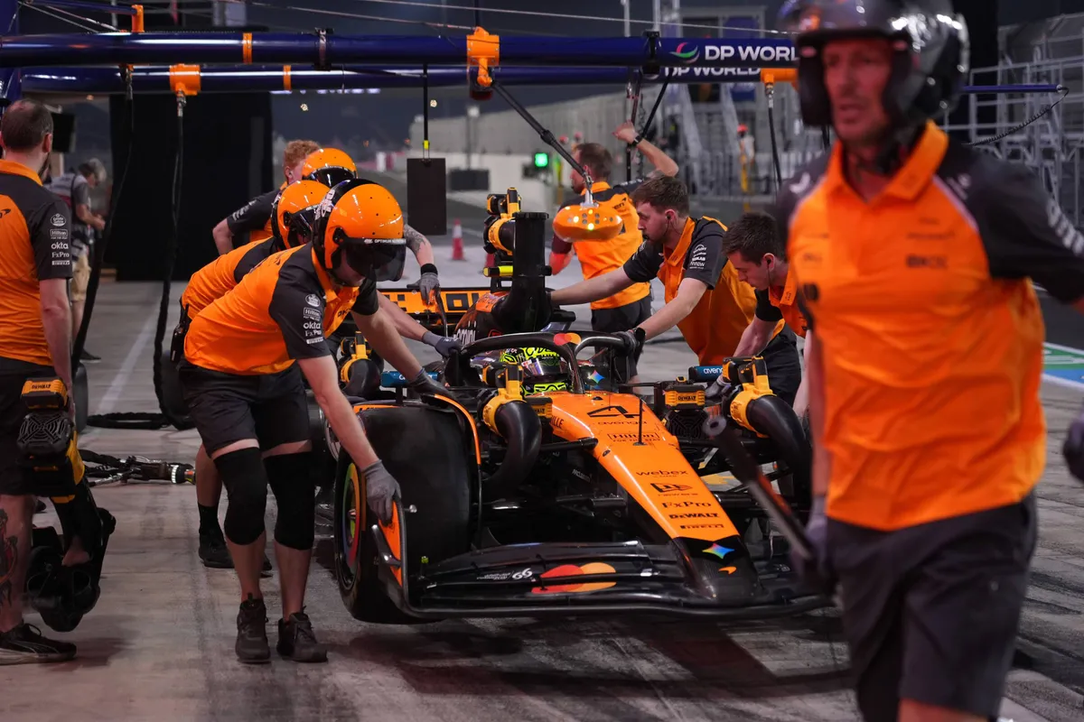 McLaren-coureur Lando Norris door zijn monteurs binnengehaald in de garage in VT1 in Qatar