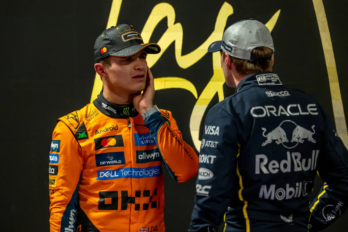 Lando Norris en Max Verstappen met elkaar in gesprek in Las Vegas