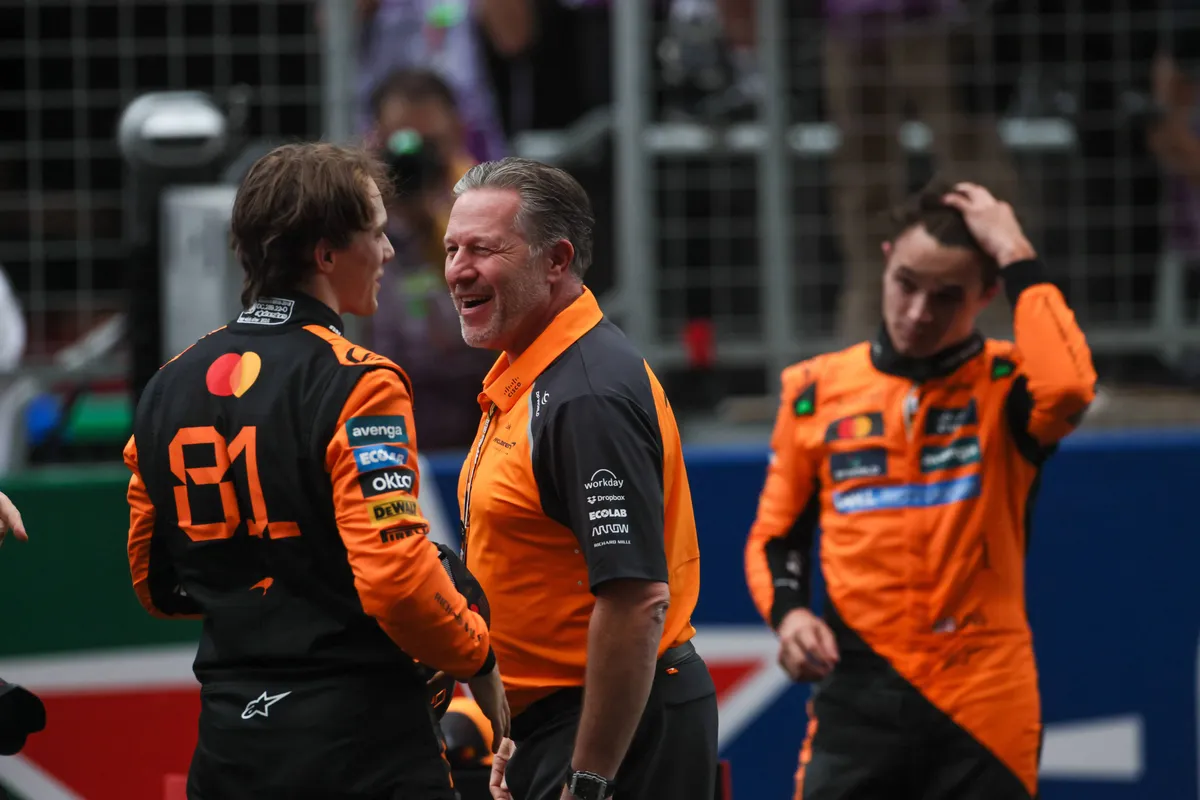 McLaren-coureurs Oscar Piastri en Lando Norris met Zak Brown in 2025