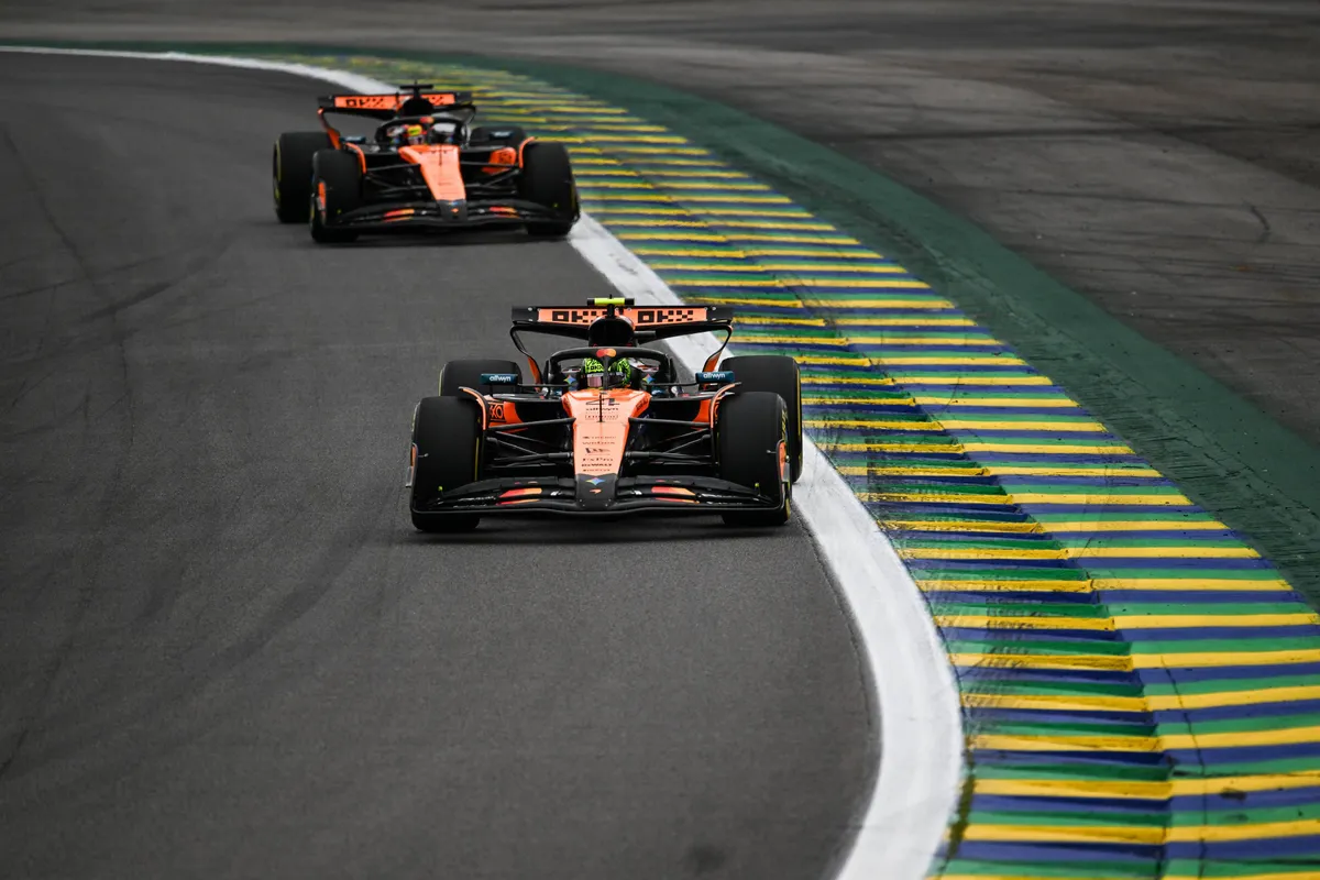McLaren-coureurs Oscar Piastri en Lando Norris tijdens het raceweekend in Brazilië in 2025