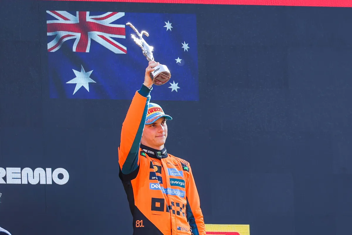 Oscar Piastri tijdens de podiumceremonie op Monza