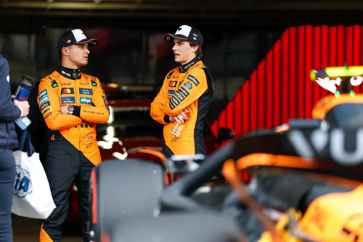 Oscar Piastri en Lando Norris in gesprek tijdens raceweekend in Japan