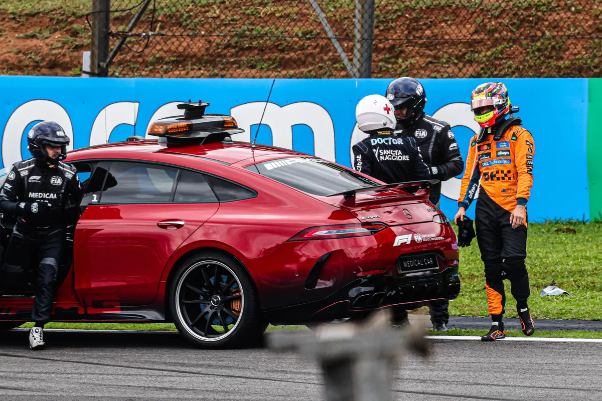 McLaren-coureur Oscar Piastri wordt na zijn crash in de Sprint in Brazilië opgehaald door de medical car