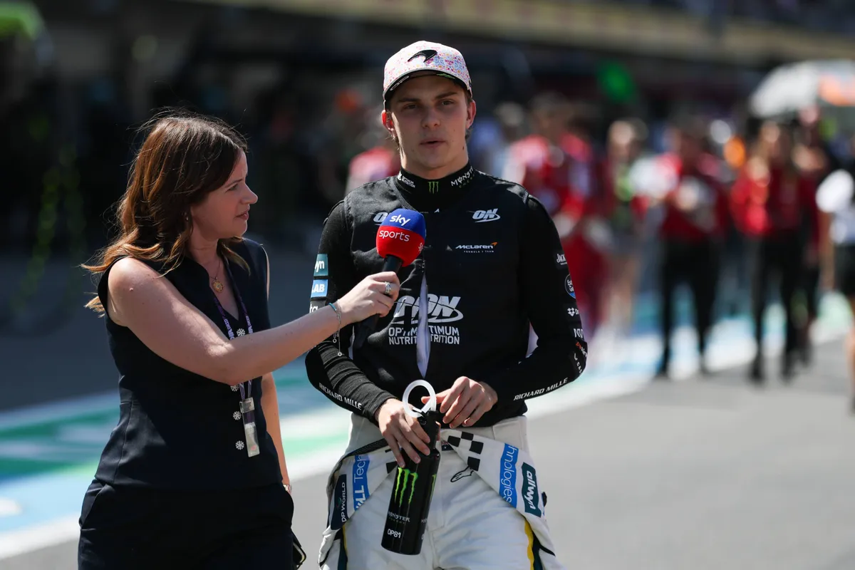 McLaren-coureur Oscar Piastri in gesprek met Sky Sports voor de race in Mexico in 2025