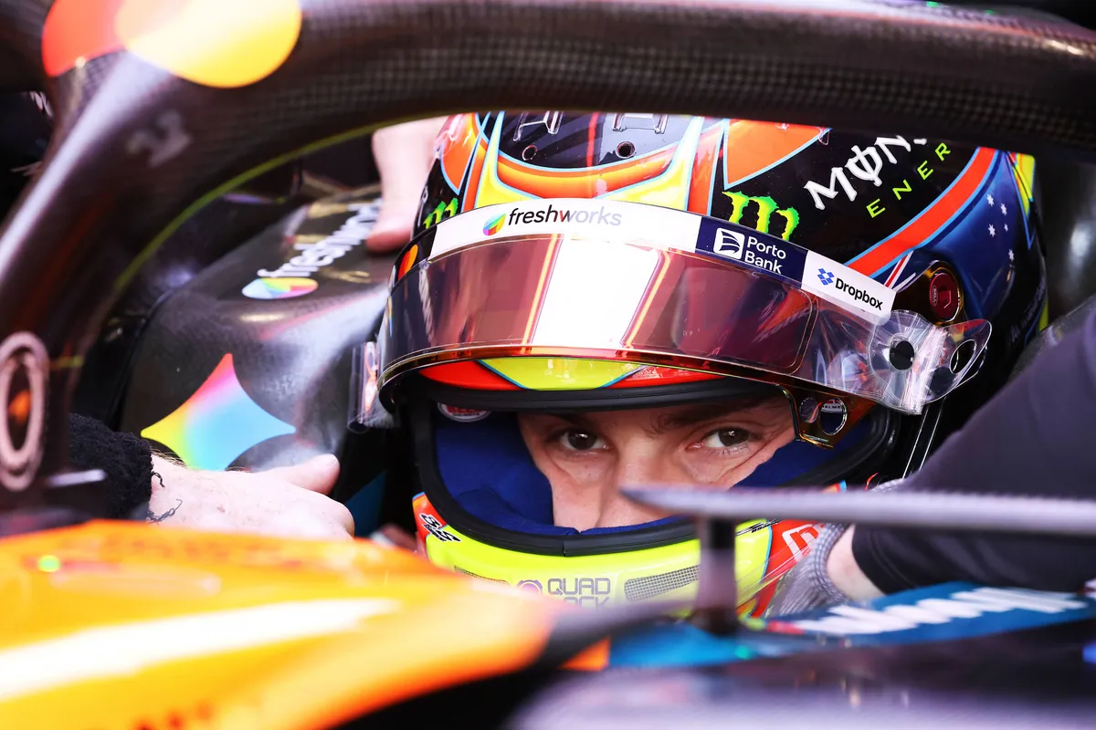 McLaren-coureur Oscar Piastri in de cockpit van zijn McLaren MCL39 in Brazilië