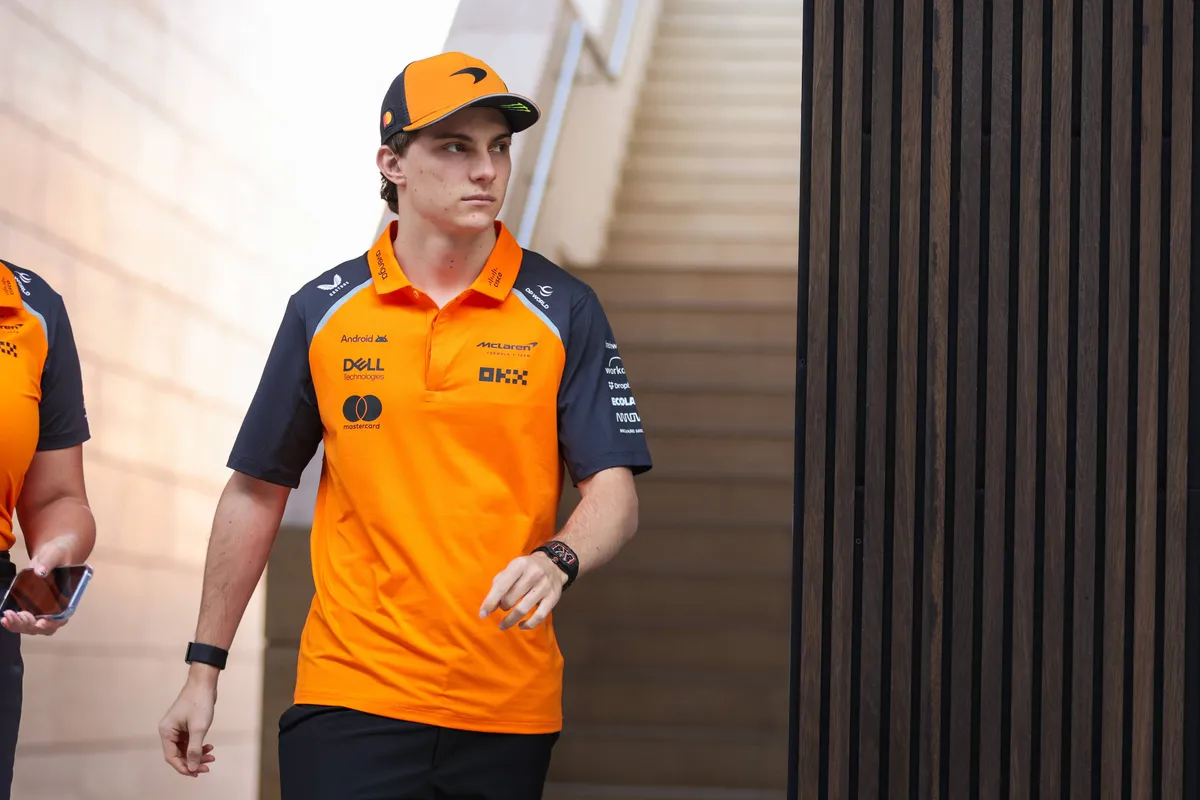 McLaren-coureur Oscar Piastri in de F1-paddock in Qatar
