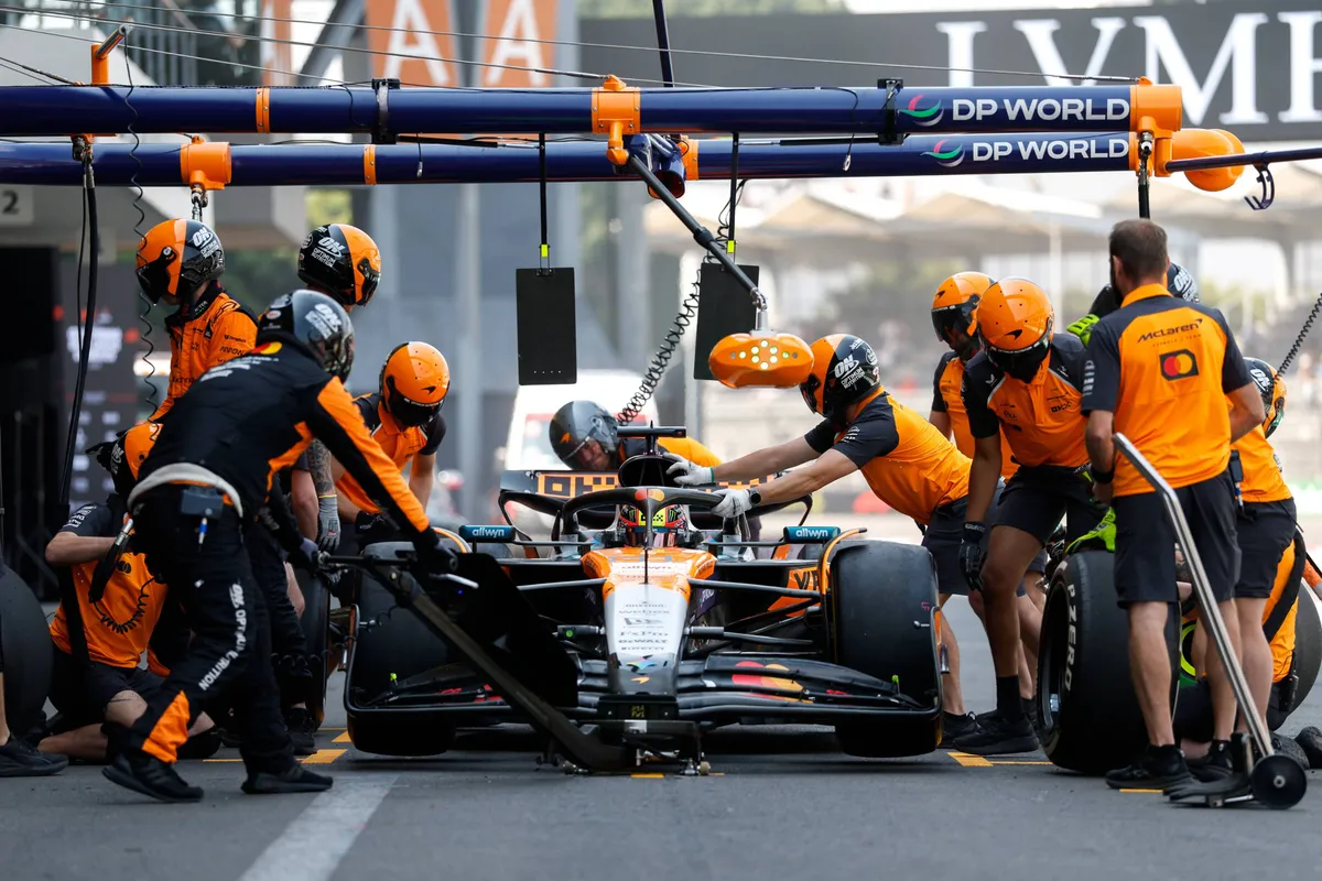 De pitstop van Oscar Piastri tijdens de Grand Prix van Mexico in 2025