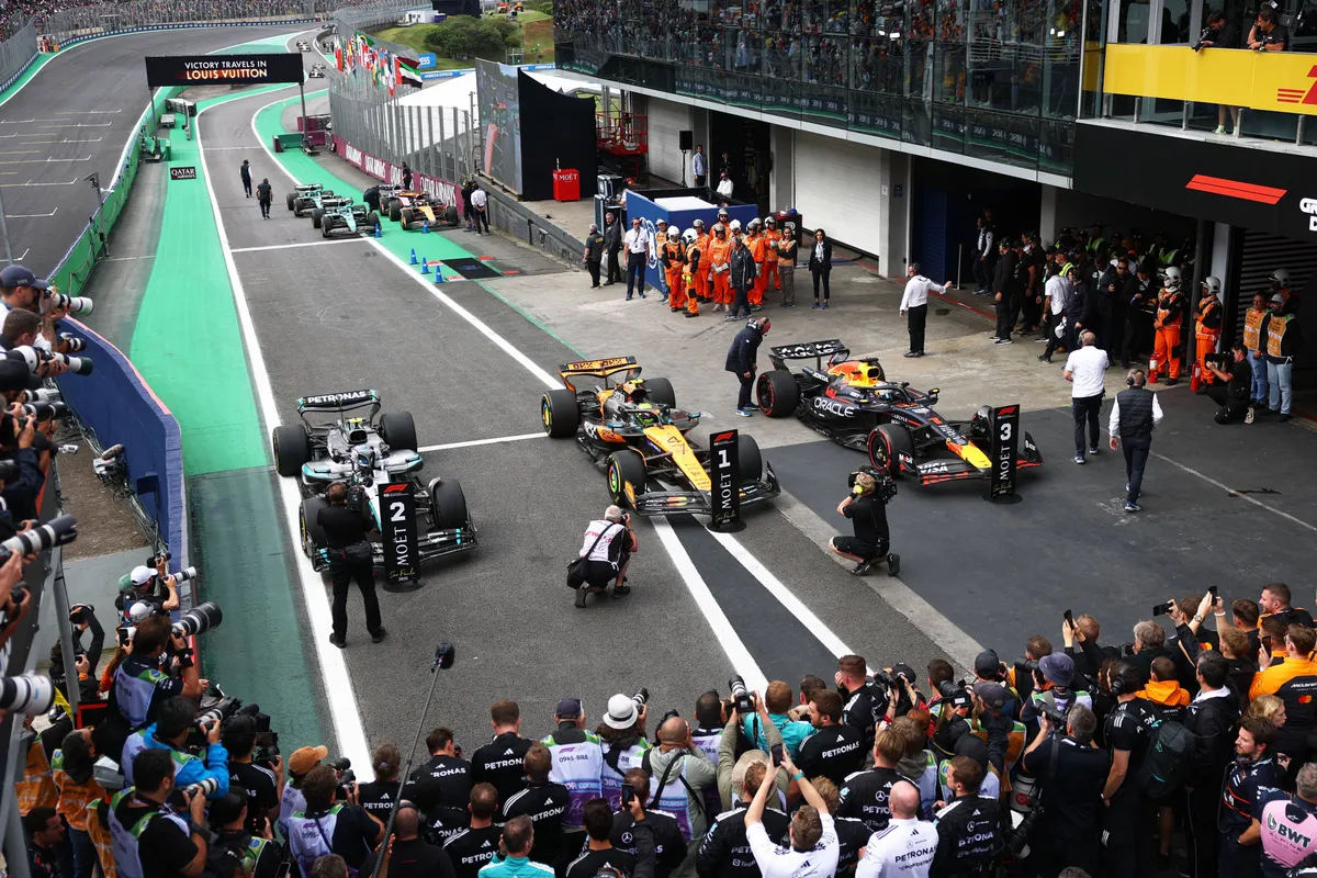 Max Verstappen, Lando Norris en Kimi Antonelli lijnen op na de GP van Brazilië in 2025