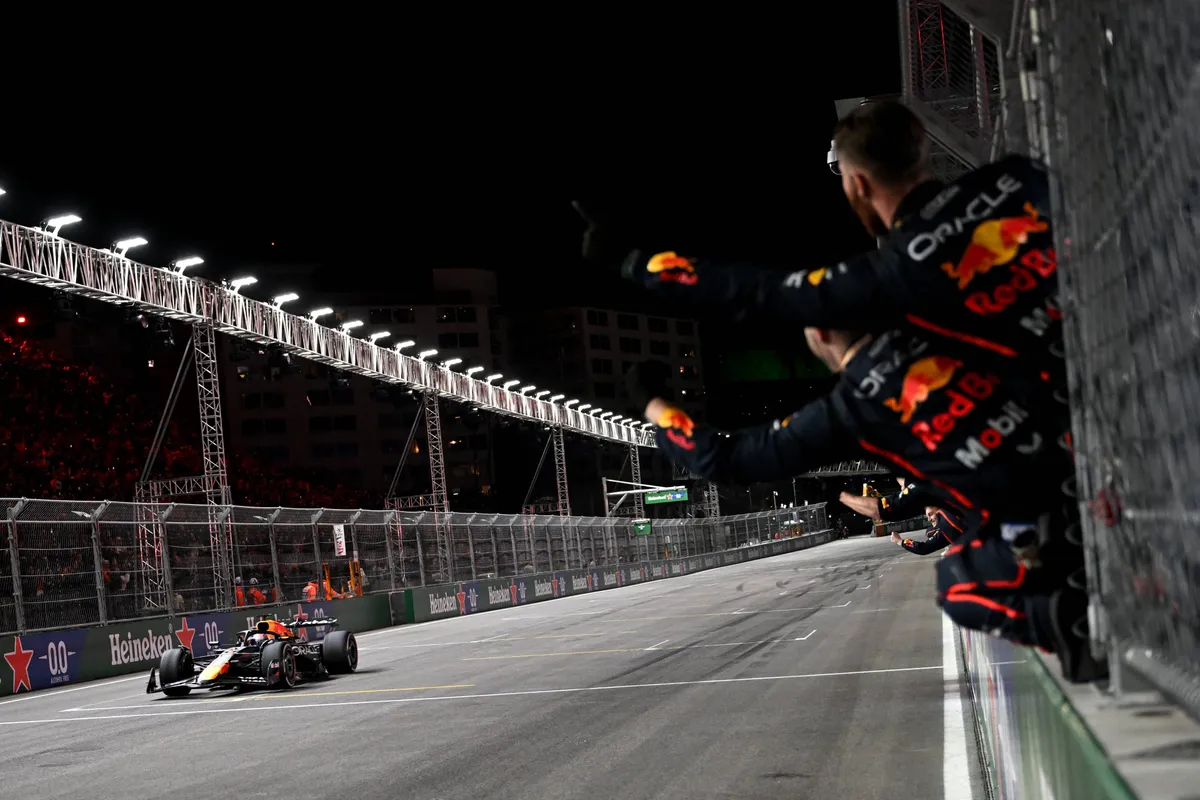 Red Bull-monteurs juichen voor Max Verstappen in Las Vegas 2025