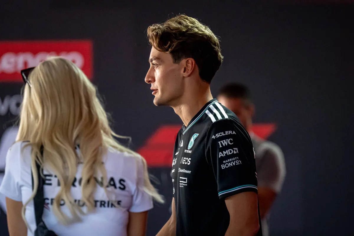 Mercedes-coureur George Russell staat de pers te woord tijdens het GP weekend in Mexico